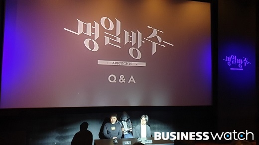 요스타의 요몽 대표(왼쪽)와 개발 총괄 해묘가 8일 열린 기자 간담회에서 질의에 응답하고있다.[사진=김동훈기자]