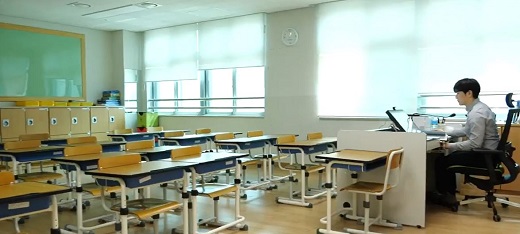 한 교사가 텅빈 교실에서 온라인 수업을 준비하고있다. [사진=교육부]