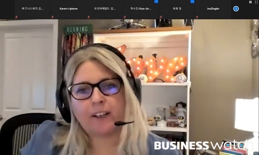 발로란트 총괄 프로듀서 애나 던런(Anna Donlon)이 2일 줌에서 열린 기자 간담회에서 신작 게임 발로란트를 소개하고있다.[사진=줌 화면 캡쳐]