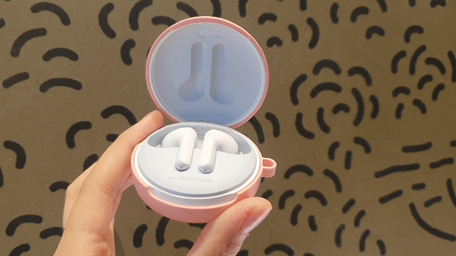 위에는 LG, 아래는 메리디안. 제품이 있는 하단이 더 눈에 들어오는 것이 사실이다./사진=백유진 기자