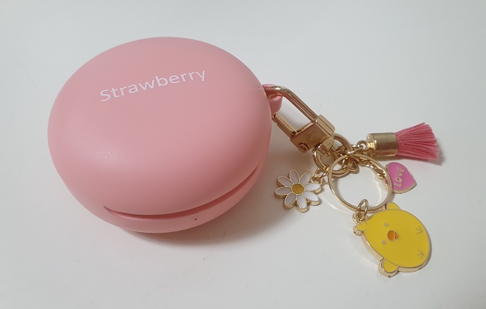 LG전자의 무선이어폰 신제품 '톤 프리(TONE Free)'. 분홍색 '스트로베리' 케이스를 넣고 앙증맞은 병아리 열쇠고리을 끼우니 '여심'을 저격할만한 디자인이 완성됐다./사진=백유진 기자