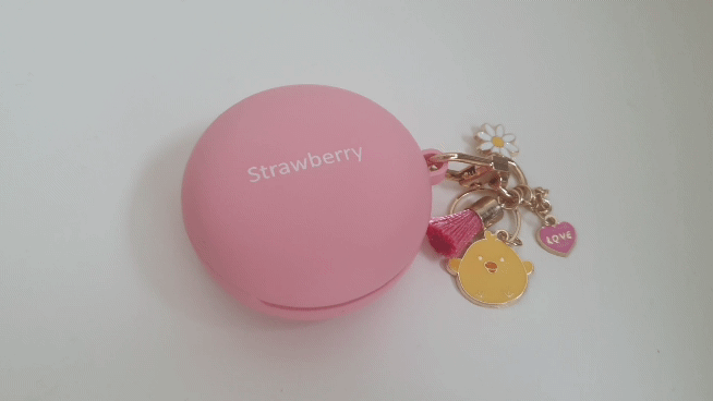 톤 프리가 '짜잔'하며 푸른 빛을 낸다. 살균 기능이다. 하지만 이게 은은한 무드 라이팅이라고? /사진=백유진 기자