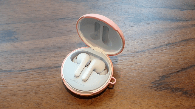 결국 빙그르르 돌리고 말았다. 한 손으로 카메라를 들고 있으니 더 어렵긴 했겠지만 말이다. 마카롱 모양의 원형 디자인을 완성하기 위해서는 어쩔 수 없었을까./사진=백유진 기자