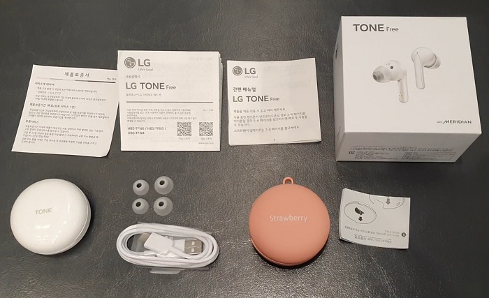 톤 프리 구성품은 제품과 USB-C타입 충전 케이블, 소·대형 추가 이어젤이다. 중형 이어젤은 제품에 끼워져 나온다. 무선충전도 가능하지만 충전기는 별도 구매다. 마카롱 디자인을 완성시킬 케이스도 따로 사야한다./사진=백유진 기자