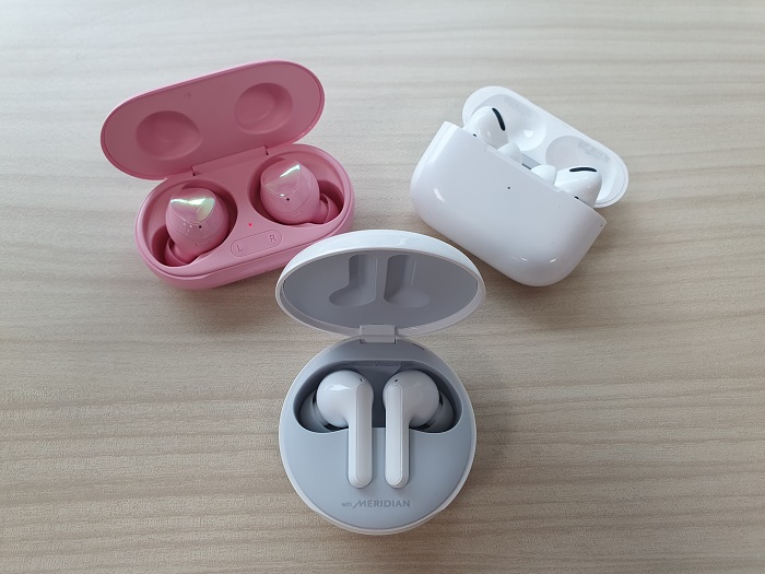 나름대로 최신 출시된 무선이어폰을 비교해보겠다며 지인들에게 '갤럭시버즈 플러스'와 '에어팟 프로'를 빌려 들어봤다. 하지만 막귀에게는 쓸데없는 노력이었다. 특히 조용한 공간에서 집중해서 음악을 감상하는 게 아니라면, 길거리에서 혹은 카페에서 음악을 들을 때는 음질 차이를 분별하기는 어려울 듯 했다./사진=백유진 기자