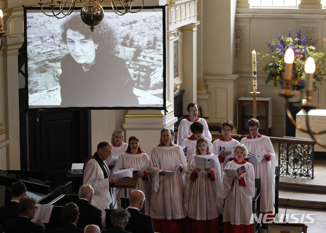 【런던= AP/뉴시스】 2012년 5월 16일 런던에서 열린 시리아 종군기자 마리 콜빈의 추도예배에서 성가대가 합창하고 있다.  콜빈기자는 그 해 2월 22일 피살되었고 유가족은 시리아 정부를 상대로 손해배상 소송을 벌여왔다.