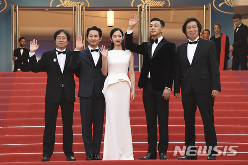 지난해 제71회 칸국제영화제 경쟁부문에 진출한 한국영화 '버닝'의 배우와 제작진. 오른쪽부터 이창동 감독, 유아인, 전종서, 스티븐 연, 제작자 이준동.