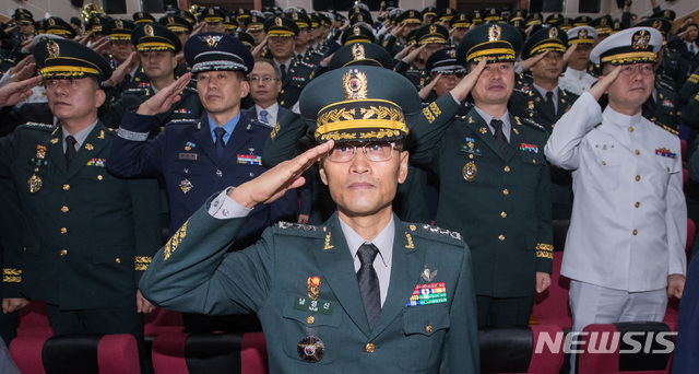 【과천=뉴시스】사진공동취재단 = 1일 오전 경기도 과천 군사안보지원사령부(옛 국군기무사령부)에서 열린 부대 창설식에서 남영신 초대 군사안보지원사령관이 거수 경례를 하고 있다. 2018.09.01. photo@newsis.com