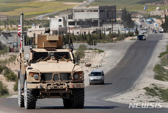 【AP/뉴시스】 시리아 파견 미군 장갑차가 2018년 4월 유프라테스강 부근의 만비지 시로 들어가고 있다. 트럼프 미 대통령은 12월19일 2015년부터 시리아에 파견했던 2000명의 미군을 전원 철수할 방침이라고 전격 발표했다.   2018. 12. 20.