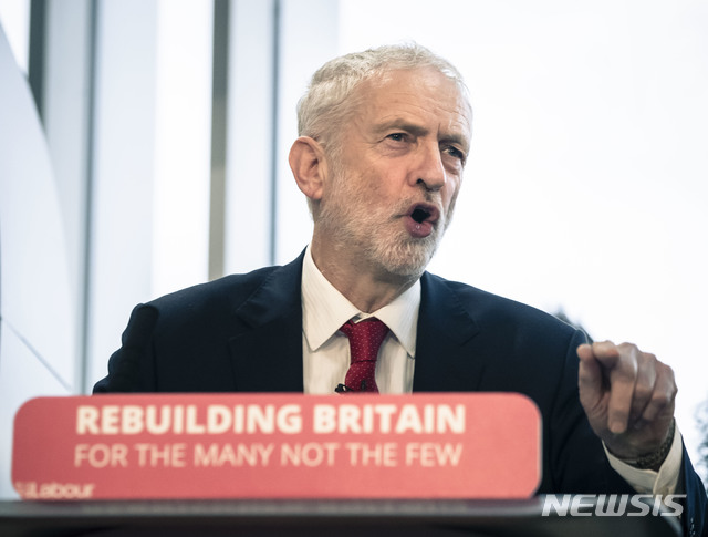 【웨이크필드=AP/뉴시스】 영국 제1야당인 노동당의 제러미 코빈 대표가 10일(현지시간) 잉글랜드 북부 웨이크필드에서 열린 행사에 참석해 연설을 하고 있다. 이날 코빈 대표는 브렉시트(영국의 유럽연합 탈퇴)를 둘러싼 교착상태를 타개하기 위한 가장 신속한 방법은 '조기총선'이라고 발언했다. 2019.01.11.