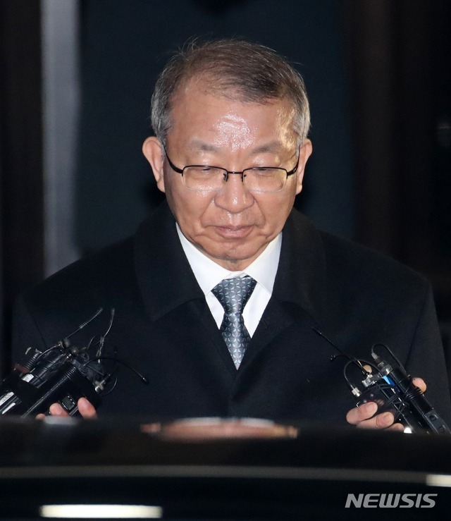 【서울=뉴시스】김선웅 기자 = 양승태 전 대법원장이 지난 11일 서울 서초구 서울중앙지검에서 조사를 마친 후 검찰 청사를 나서고 있다. 2019.01.11. mangusta@newsis.com