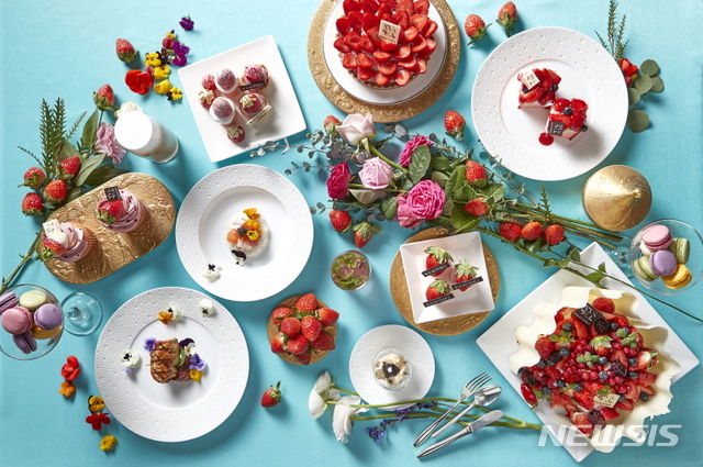 【서울=뉴시스】그랜드 워커힐 서울 '더 파빌리온'의 '2019 베리베리 스트로베리'