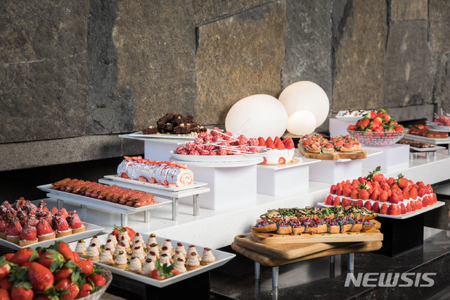 【서울=뉴시스】반얀트리 클럽 앤 스파 서울 '그라넘 다이닝 라운지'의 '베리 베리 베리'