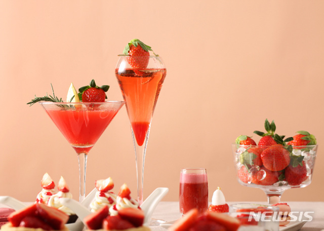 【서울=뉴시스】롯데호텔서울 '페닌슐라 라운지&바'의 '2019 머스트 비 스트로베리'