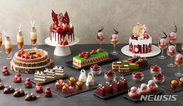 쉐라톤 서울 디큐브시티 '로비라운지·바'의 '올 어바웃 스트로베리'