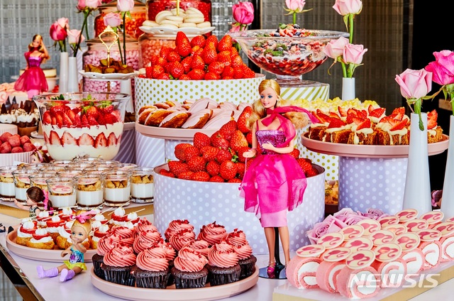 【서울=뉴시스】JW 메리어트 동대문 스퀘어 서울 '더 라운지'의 '살롱 드 딸기 시즌 4'