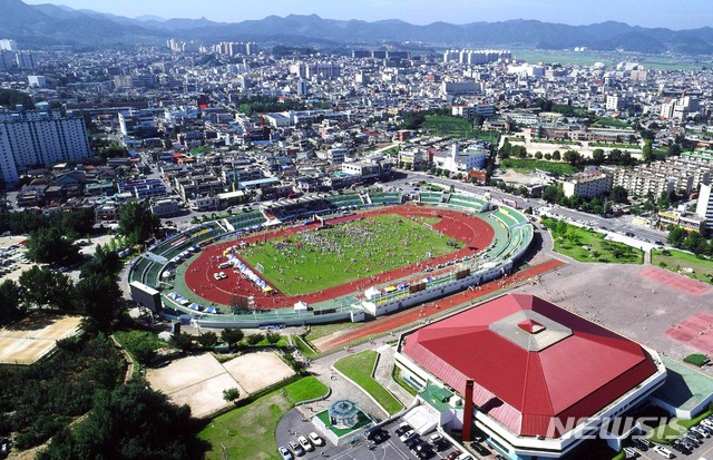 【충주=뉴시스】이병찬 기자 = 충북 충주공설운동장(옛 종합운동장)(사진=뉴시스DB) photo@newsis.com