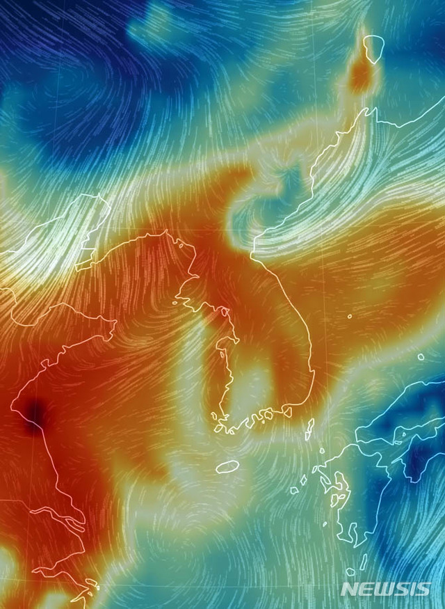 【서울=뉴시스】 지난달 고농도 미세먼지가 전국을 휩쓸면서 서울, 경기 등 7개 지역에서 발생한 미세먼지 농도는 2015년 미세먼지 측정 이후 최고기록을 갈아치웠다. 중국 등 국외 영향은 전국적으로 평균 75% 수준으로 나타났다. 측정자료 분석 결과에 따르면, 지난달 11~15일 전국적으로 미세먼지는 일평균 나쁨(36~75㎍/㎥)~매우나쁨(75㎍/㎥ 초과)을 초과하는 고농도 사례가 발생했다. 14일에는 일부 서해안 지역을 중심으로 최고 농도를 기록해 서울, 인천, 경기북부, 경기남부, 대전, 세종, 충북 7개 예보권역에서 2015년 미세먼지 측정 이후 일평균 최고 농도를 기록했다.  6일 기상청에 따르면 중국에서 발생된 전국의 미세먼지와 초미세먼지가 각각 '나쁨'과 '한때나쁨'을 보이겠으니 외출 시 마스크 착용에 유의를 당부했다. 사진은 같은날 오후 한반도의 초미세먼지 대기상황. 중국과 한반도 전역이 초미세먼지로 붉게 표시돼 있다. 2019,02,06, (사진=어스널스쿨 캡처) photo@newsis.com