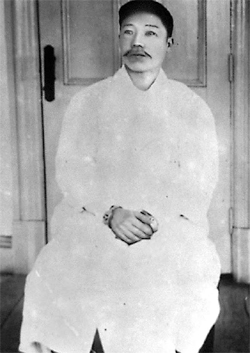 【서울=뉴시스】 어머니 조마리아가 만든 수의를 입은 안중근 의사.