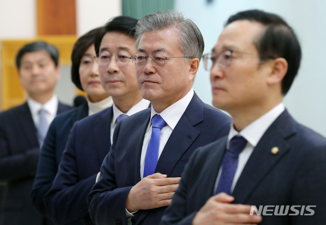 【서울=뉴시스】박진희 기자 = 문재인 대통령이 15일 오전 청와대 본관에서 열린 '국가정보원·검찰·경찰 개혁 전략회의'에 참석하여 국민의례를 하고 있다.  왼쪽부터 홍영표 더불어민주당 원내대표, 문 대통령, 더불어민주당 조정식 정책위의장, 박영선 국회 사법개혁특별위원장, 김영배 민정비서관. 2019.02.15. pak7130@newsis.com