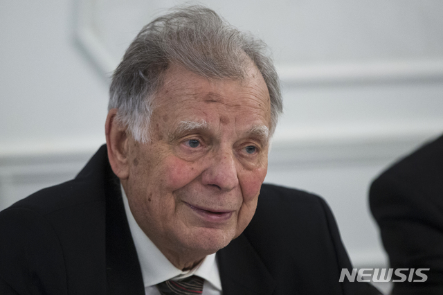 【모스크바=AP/뉴시스】 러시아의 노벨물리학상 수상자이자 6선 국회의원인 조레스 알페로프(Zhores Ivanovich Alferov)가 별세했다고 AP통신이 2일(현지시간) 보도했다.  알페로프는 2000년 인공위성 통신과 휴대전화에 사용된 반도체 기술을 연구한 공로로 노벨 물리학상을 수상했다. 사진은 2016년 러시아 모스크바에서 연설 중인 알페로프의 모습. 2019.03.02.
