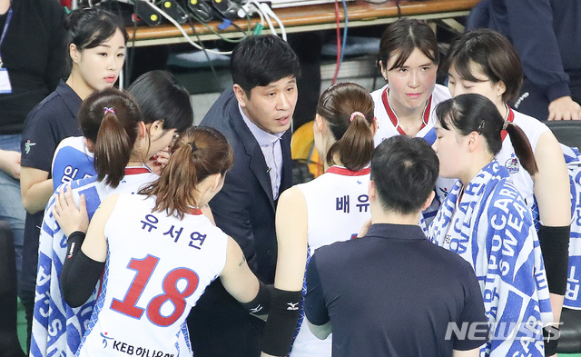 【인천=뉴시스】김선웅 기자 = 6일 오후 인천 계양체육관에서 열린 2018-2019 여자배구 정규시즌 인천 흥국생명 핑크스파이더스와 김천 한국도로공사 하이패스 배구단의 경기, 하이패스 배구단 김종민 감독이 선수들과 작전타임을 갖고 있다. 2019.03.06. mangusta@newsis.com