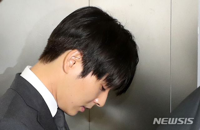 【서울=뉴시스】이영환 기자 = 불법 동영상 유포 혐의 및 경찰유착 의혹이 있는 FT아일랜드 전 멤버 최종훈이 지난 16일 오전 서울 종로구 서울지방경찰청 광역수사대에 피의자 신분으로 소환되고 있다. 2019.03.16. 20hwan@newsis.com