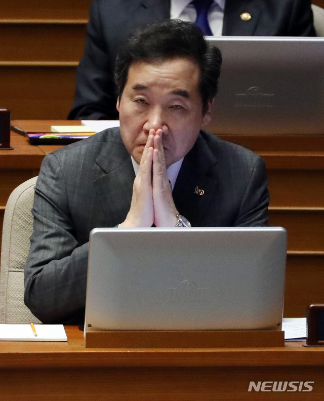 【서울=뉴시스】박영태 기자 = 21일 서울 영등포구 여의도 국회에서 열린 제367회국회(임시회) 제7차 본회의 대정부질문에서 이낙연 총리가 홍남기 경제부총리의 답변을 듣고 있다. 2019.03.21.since1999@newsis.com