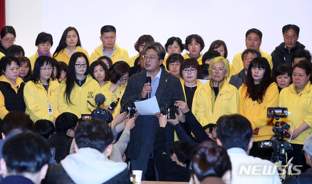 【서울=뉴시스】이영환 기자 = 지난 28일 오전 서울 중구 포스트타워 대회의실에서 가습기 살균제 사건과 4.16세월호참사 특별조사위원회가 주최한 '세월호 CCTV 조사 중간 발표' 종료 후 장훈 세월호 가족협의회 운영위원장과 유가족들이 입장 발표를 하고 있다. 2019.03.28. 20hwan@newsis.com