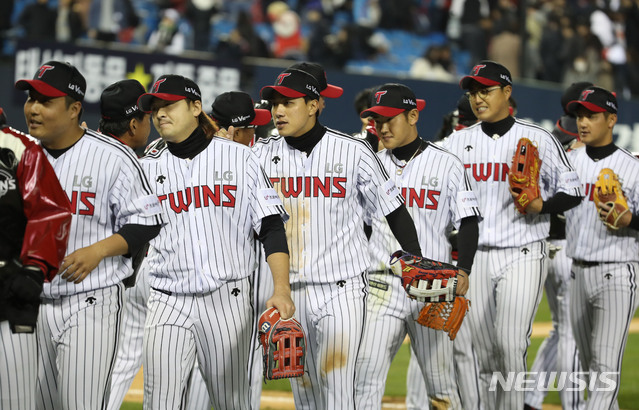 【서울=뉴시스】박미소 수습기자 = 29일 서울 송파구 잠실야구장에서 열린 2019 프로야구 리그 롯데 자이언츠와 LG 트윈스의 경기. LG 선수들이 2:1로 승리한 후 기뻐하고 있다. 2019.03.29.  misocamera@newsis.com