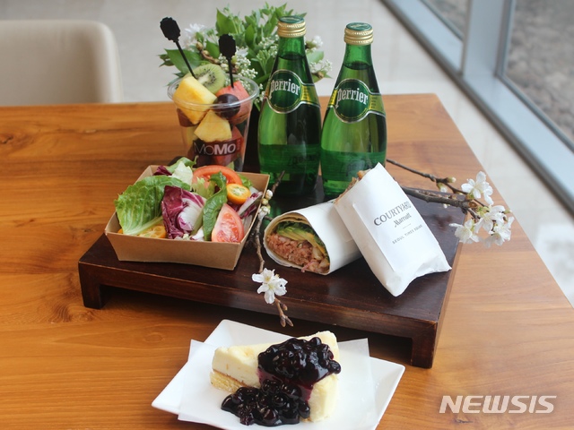 【서울=뉴시스】코트야드 메리어트 서울 타임스퀘어의 '피크닉 가나봄 패키지' 중 '피크닉 가나봄 투고 세트'