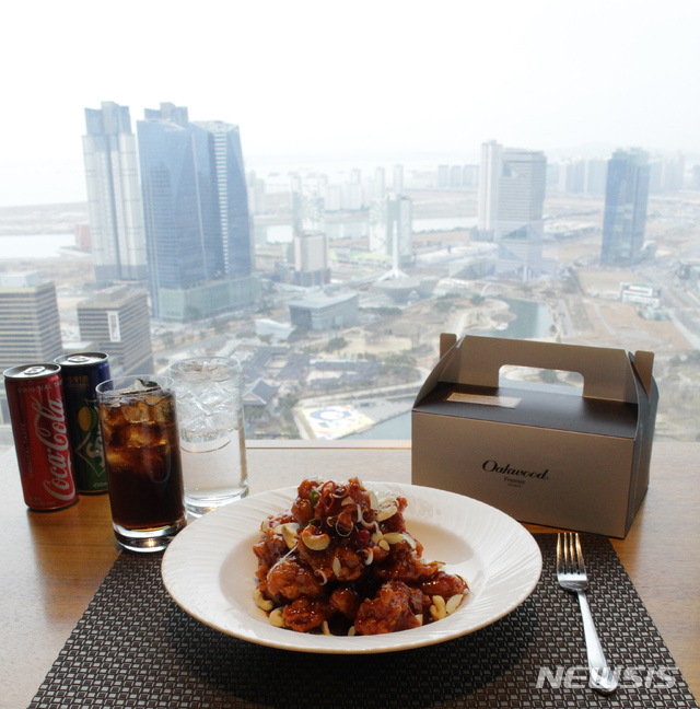 【서울=뉴시스】오크우드 프리미어 인천의 '내마음 콩닭콩닭 패키지' 중 '피크닉 박스'