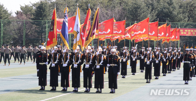 【화성=뉴시스】 전진환 기자 = 제34대, 35대 해병대 사령관 이-취임식이 열린 12일 오후 경기도 화성시 해병대사령부 연병장에서 부대원들이 취임하는 이승도 해병대 사령관의 취임사를 듣고 있다. 2019.04.12. amin2@newsis.com