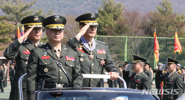 【화성=뉴시스】 전진환 기자 = 제34대, 35대 해병대 사령관 이-취임식이 열린 12일 오후 경기도 화성시 해병대사령부 연병장에서 취임하는 이승도(왼쪽) 해병대 사령관이 이임하는 전진구 해병대 사령관과 열병을 하고 있다. 2019.04.12. amin2@newsis.com