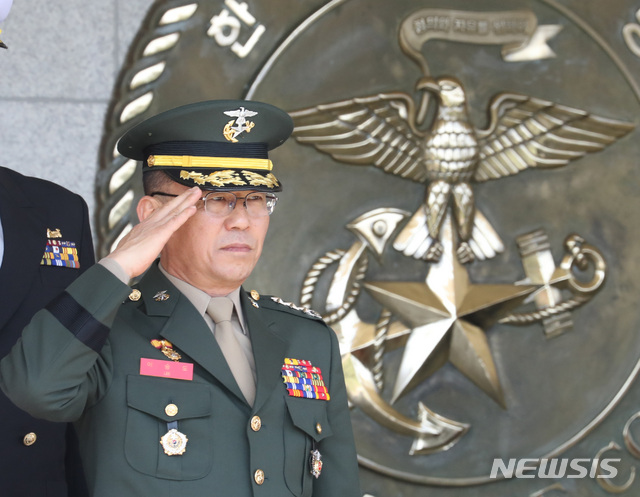 【화성=뉴시스】 전진환 기자 = 제34대, 35대 해병대 사령관 이-취임식이 열린 12일 오후 경기도 화성시 해병대사령부 연병장에서 취임하는 이승도 해병대 사령관이 국민의례를 하고 있다. 2019.04.12. amin2@newsis.com