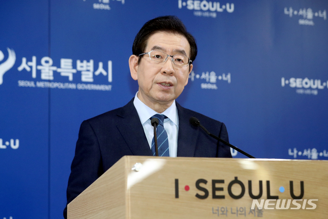 【서울=뉴시스】김병문 수습기자 = 박원순 서울시장이 15일 오전 서울 중구 서울특별시청에서 시민체감형 미세먼지 대책 브리핑을 하고 있다. 2019.04.15. dadazon@newsis.com