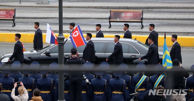 【블라디보스토크(러시아)=뉴시스】이영환 기자 = 김정은 북한 국무위원장이 블라디미르 푸틴 러시아 대통령과 정상회담을 하기위해 24일 오후(현지시각) 러시아 블라디보스토크역에 도착해 환영행사를 마치고 차량으로 이동하고 있다. 2019.04.24. 20hwan@newsis.com
