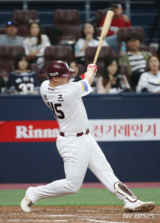 【서울=뉴시스】김진아 기자 = 24일 오후 서울 구로구 고척스카이돔에서 열린 2019 신한은행 마이카 KBO리그 키움 히어로즈와 두산 베어스의 경기, 7회말 1사 만루 키움 샌즈가 만루 홈런을 치고 있다. 2019.04.24.  bluesoda@newsis.com
