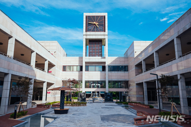 【포항=뉴시스】강진구 기자 = 포스텍(총장 김도연)은 연구실 안전관리 기반 조성과 전문인력 육성을 위해 정부가 추진하는 ‘연구실 안전관리 전담조직 지원사업’에 최종 선정됐다고 29일 밝혔다.포스텍 교육동 전경.2019.04.29.(사진=포스텍 제공)  photo@newsis.com