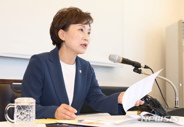 【세종=뉴시스】강종민 기자 = 김현미 국토교통부 장관이 23일 오전 세종시 한 음식점에서 출입기자단과 간담회를 갖고 있다. 2019.05.23.  ppkjm@newsis.com