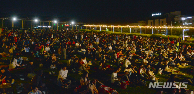 【광주=뉴시스】변재훈 기자 = 한국과 우크라이나의 2019 국제축구연맹 U-20 폴란드 월드컵 결승 경기를 하루 앞둔 15일(한국시각) 오후 광주 동구 국립아시아문화전당 하늘마당에서 시민들이 밤샘 거리응원을 펼치고 있다. 2019.06.15. wisdom21@newsis.com