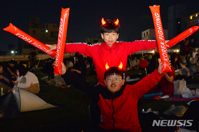 【광주=뉴시스】변재훈 기자 = 한국과 우크라이나의 2019 국제축구연맹 U-20 폴란드 월드컵 결승 경기를 하루 앞둔 15일(한국시각) 오후 광주 동구 국립아시아문화전당 하늘마당에서 시민들이 밤샘 거리응원을 펼치고 있다. 2019.06.15. wisdom21@newsis.com