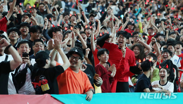 【서울=뉴시스】홍효식 기자 = '2019 FIFA U-20 월드컵 결승전' 대한민국 대 우크라이나의 경기가 열린 16일 새벽 서울 마포구 서울월드컵경기장에서 선제골을 넣자 시민들이 기뻐하고 있다. 2019.06.16. yesphoto@newsis.com