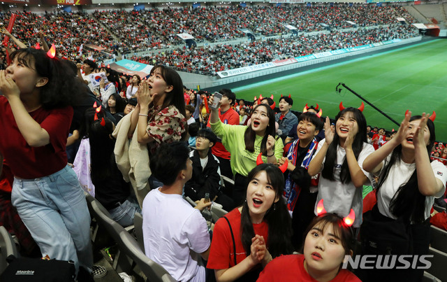 【서울=뉴시스】홍효식 기자 = '2019 FIFA U-20 월드컵 결승전' 대한민국 대 우크라이나의 경기가 열린 16일 새벽 서울 마포구 서울월드컵경기장에서 시민들이 전광판을 바라보며 응원하고 있다. 2019.06.16. yesphoto@newsis.com