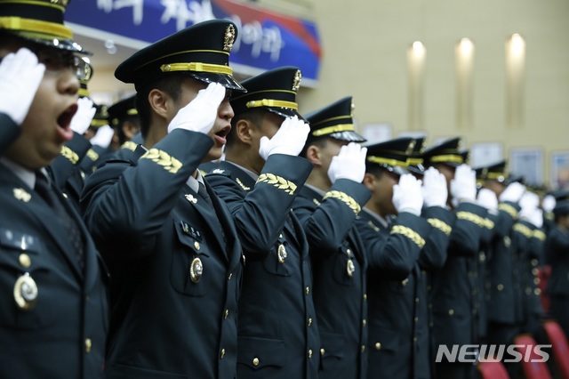 【서울=뉴시스】육군 학사사관 64기와 단기 간부사관 40기 통합 임관식이 28일 오전 충북 괴산 육군학생군사학교에서 개최됐다. 2019.06.28. (사진=대한민국 육군 제공) photo@newsis.com