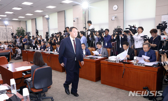 【서울=뉴시스】 박영태 기자 = 8일 오전 서울 여의도 국회에서 열린 검찰총장후보자(후보자 윤석열) 인사청문회에서 윤석열 후보자가 선서문을 위원장에게 전달하기 위해 이동하고 있다. 2019.07.08.since1999@newsis.com