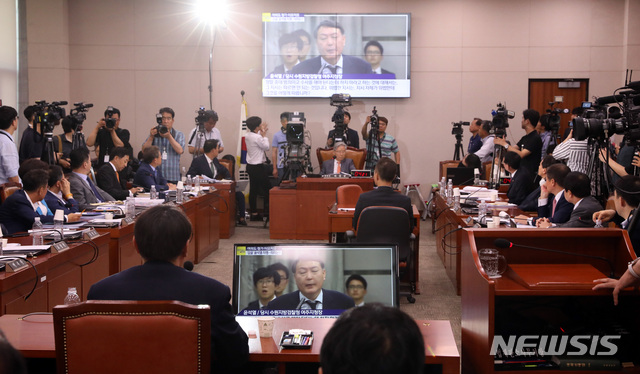 【서울=뉴시스】 박영태 기자 = 8일 오전 서울 여의도 국회에서 열린 검찰총장후보자(후보자 윤석열) 인사청문회에서 윤석열 후보자가 박지원 의원의 2013년 국정감사 당시의 윤 후보자 답변내용을 보고 있다. 2019.07.08.since1999@newsis.com