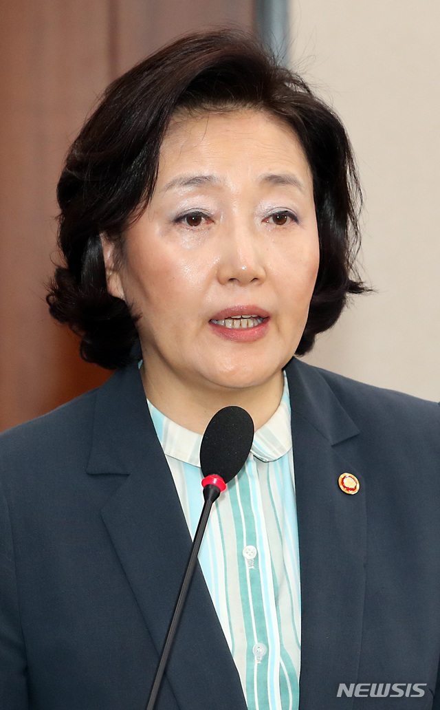 【서울=뉴시스】이종철 기자 = 16일 서울 여의도 국회에서 열린 산업통상자원중소벤처기업위원회 전체회의에 출석한 박영선 중소벤처기업부 장관이 업무 보고를 하고 있다. 2019.07.16.  jc4321@newsis.com