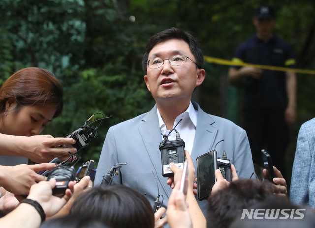 【서울=뉴시스】박미소 기자 = 정두언 전 새누리당 의원이 16일 오후 4시 반께 서울 서대문구 홍은동 자택 부근 공원에서 숨진 채 발견됐다.  김용태 자유한국당 의원이 정 전 의원의 사망현장을 찾은 후 내려와 취재진의 질문에 답하고 있다.2019.07.16.