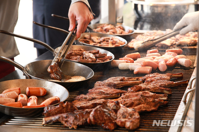 【서울=뉴시스】반얀트리 서울 '오아시스 풀사이드 바비큐 뷔페'
